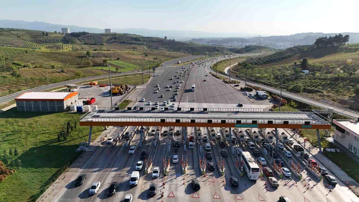 Bakan Uraloğlu: "Otoyollardan 21 milyon 67 bin 377 araç geçti"