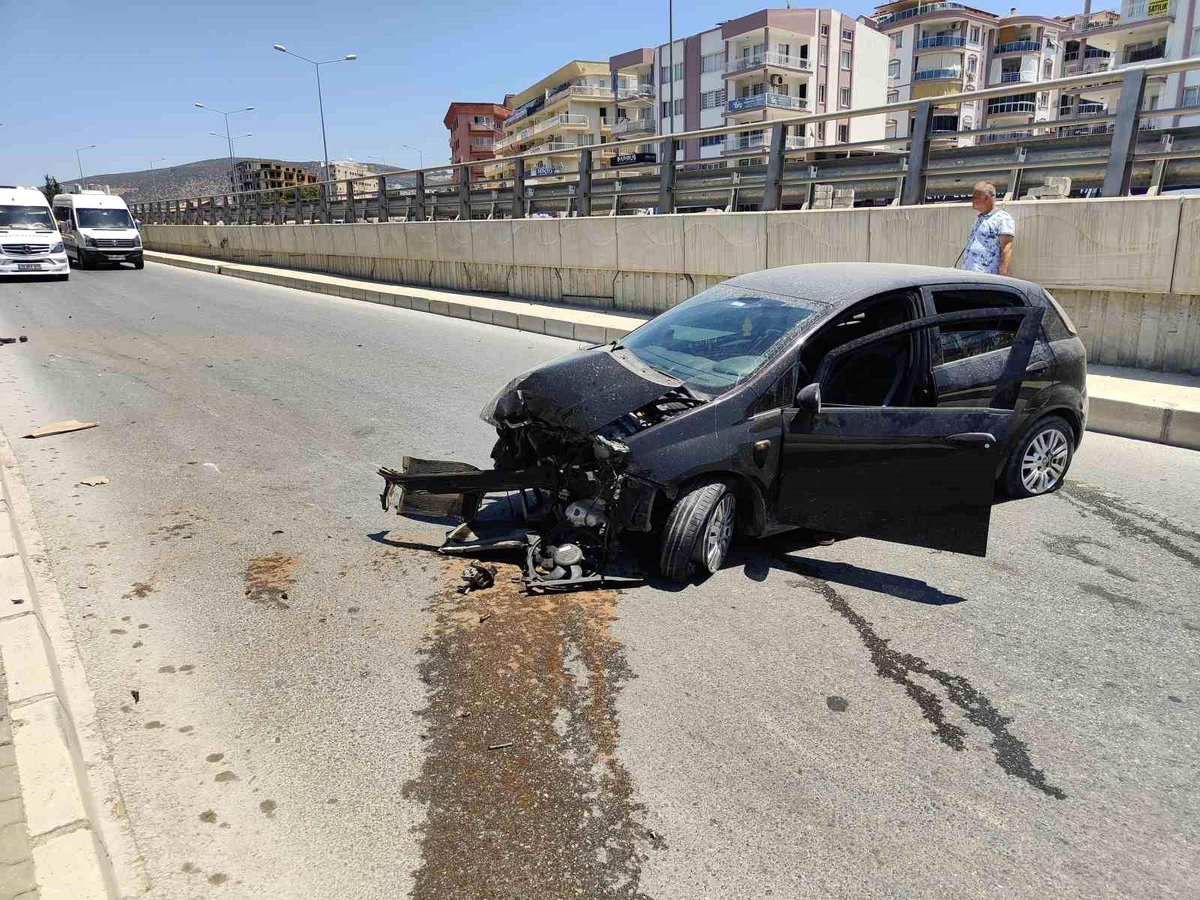 Kuşadası\'nda otomobil kazası: Sürücü firar etti