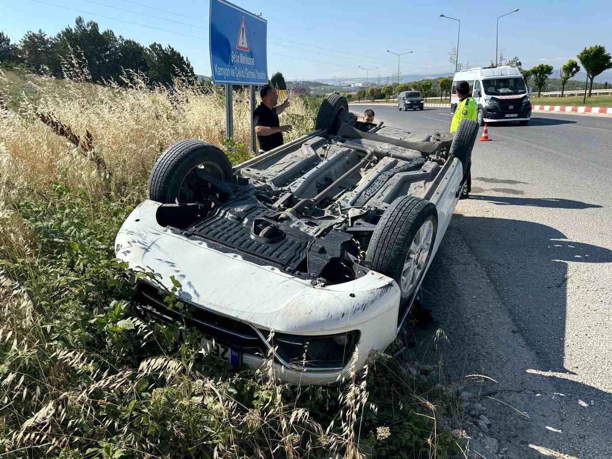 Bilecik\'te Otomobil Takla Attı: 3 Kişi Yara Almadan Kurtuldu