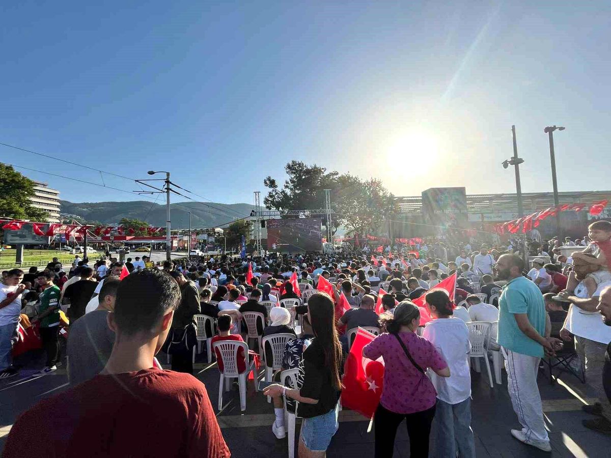 Bursalılar Portekiz maçını dev ekranlarda izledi