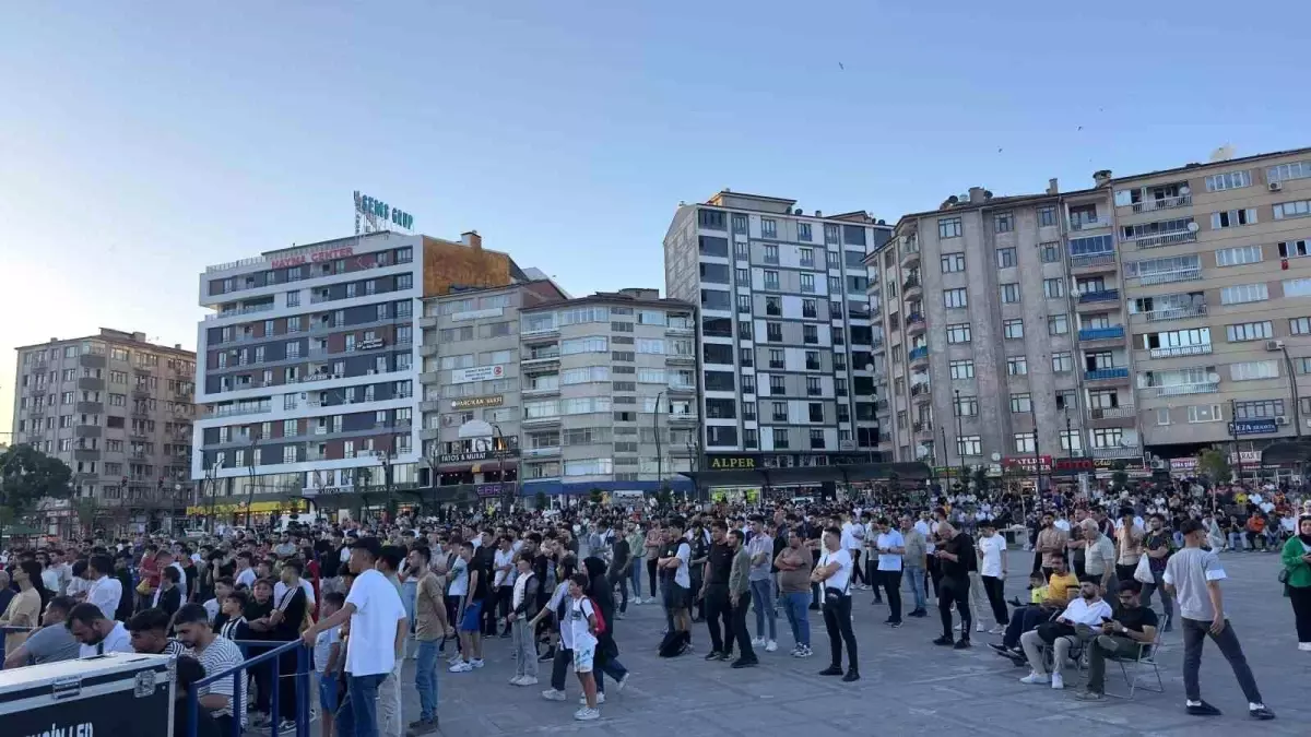 Elazığ Belediyesi, A Milli Futbol Takımı\'nın Portekiz maçı için dev ekran kurdu