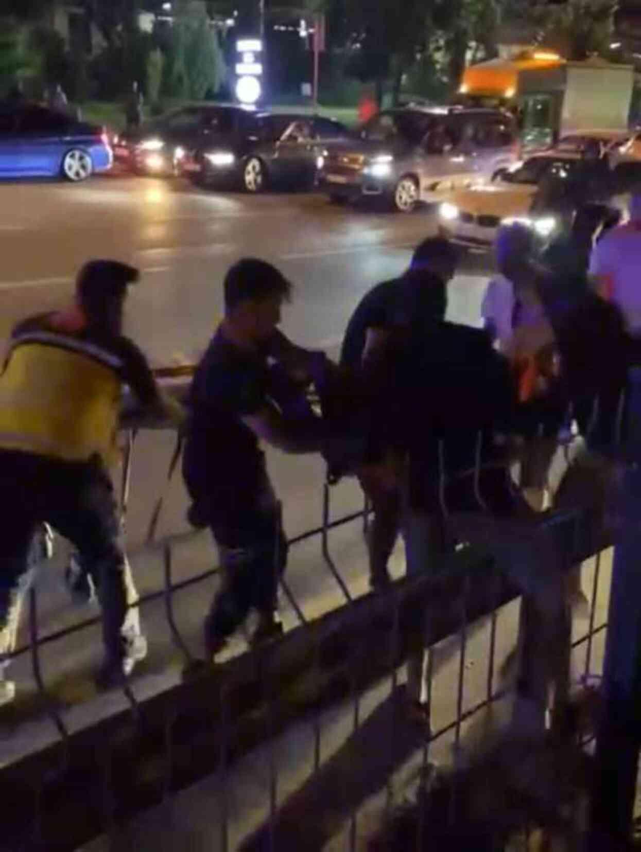 Fatih'te bıçaklı kavga: 3 kişi saldırganı öldürdü