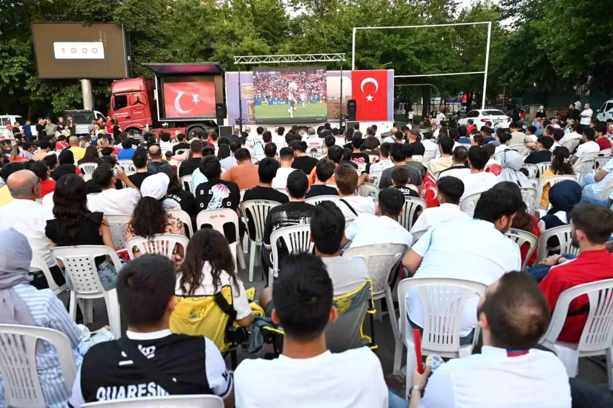 Isparta Belediyesi, EURO 2024 maçını dev ekranda yayınladı