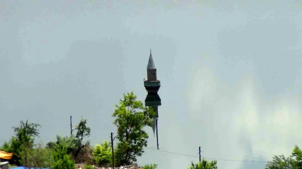 Kars\'ta Eski Köy Sular Altında Kalırken, Köyden Sadece Caminin Minaresi Kaldı