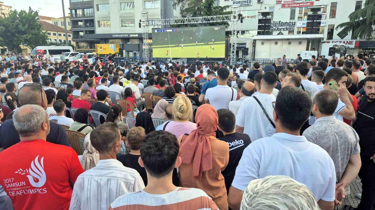 A Milli Futbol Takımı\'nın Portekiz maçı Samsun\'da dev ekranlarda izlendi