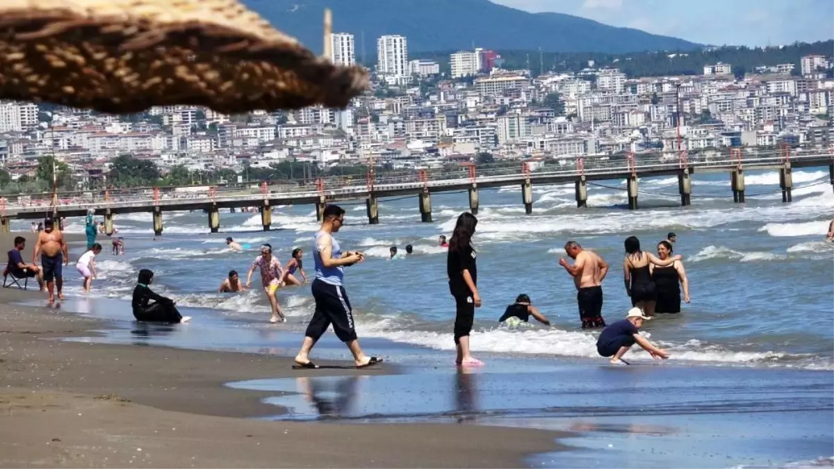 \'Denize girmeyin\' uyarısının yapıldığı Samsun\'da 1 kişi kayboldu, 11 kişi boğulma tehlikesi geçirdi