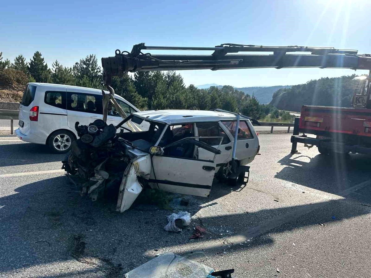 Afyonkarahisar\'da Otomobil Şarampole Girerek Ağaçlara Çarptı: 4 Yaralı