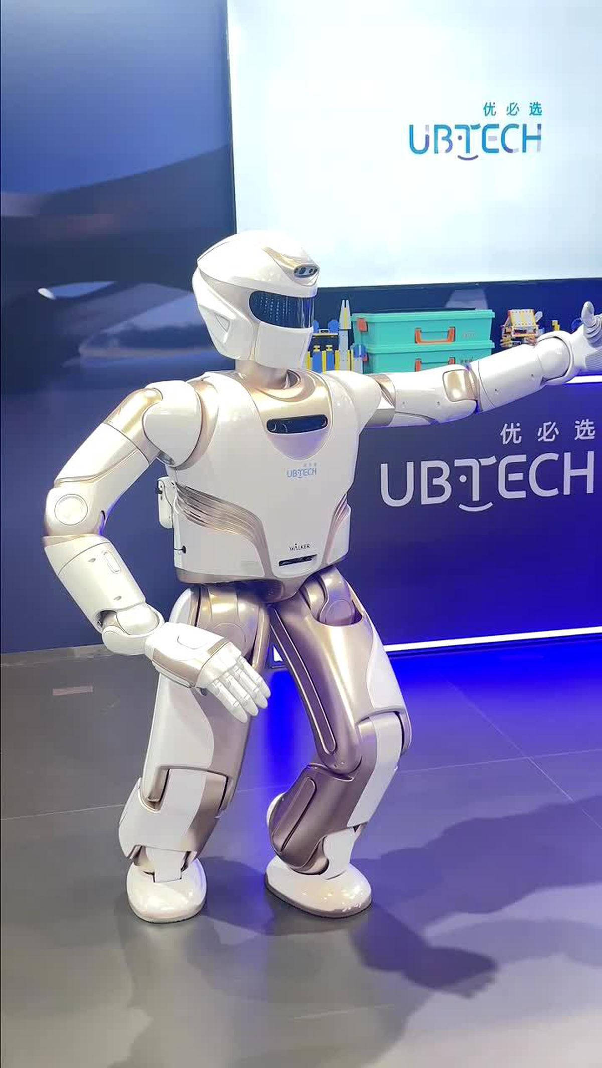 Tai Chi yapan robotun çeşitli görüntüleri