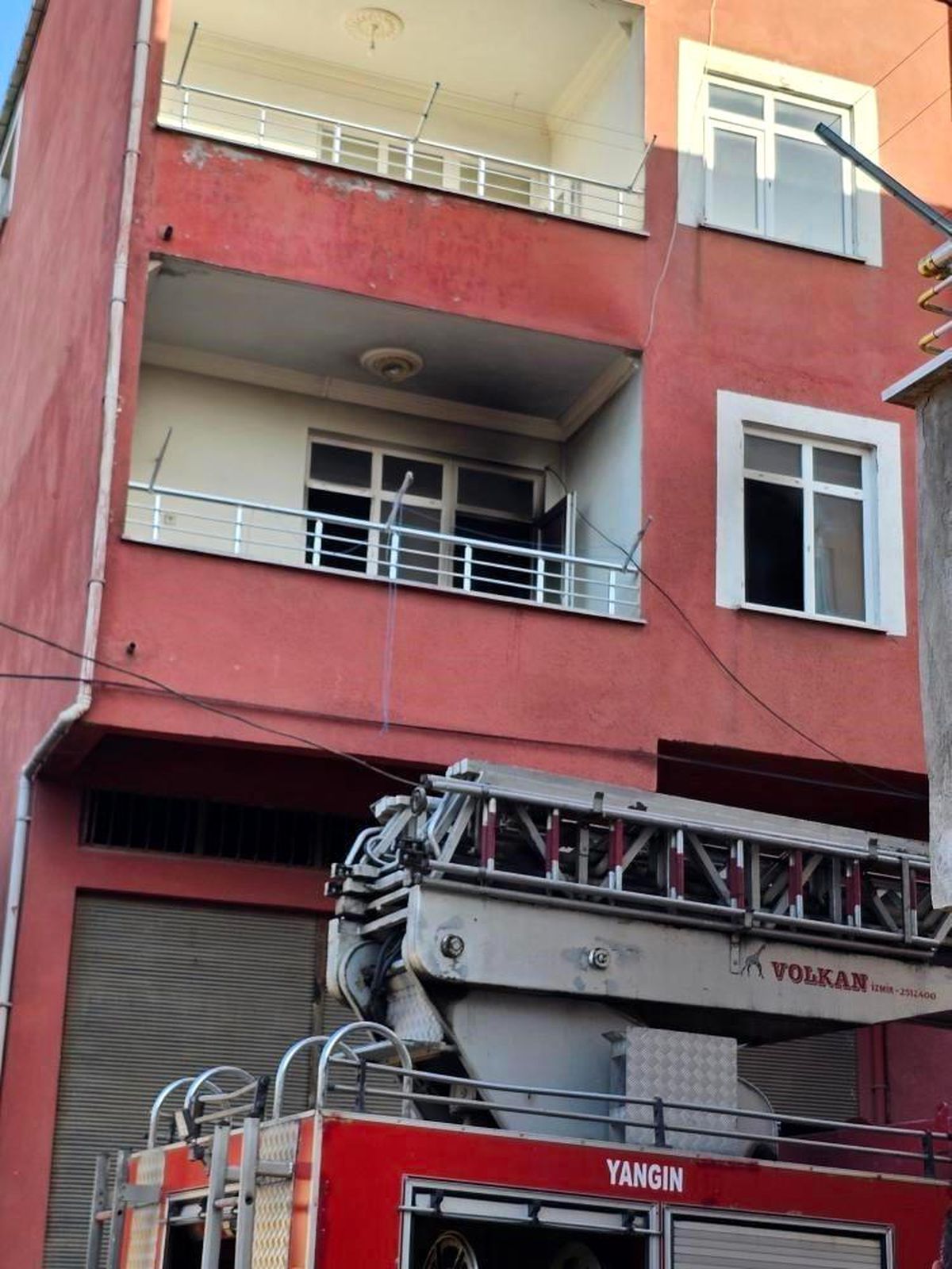 Samsun\'da çıkan yangında aile bireyleri alevlerin arasından çıkartıldı