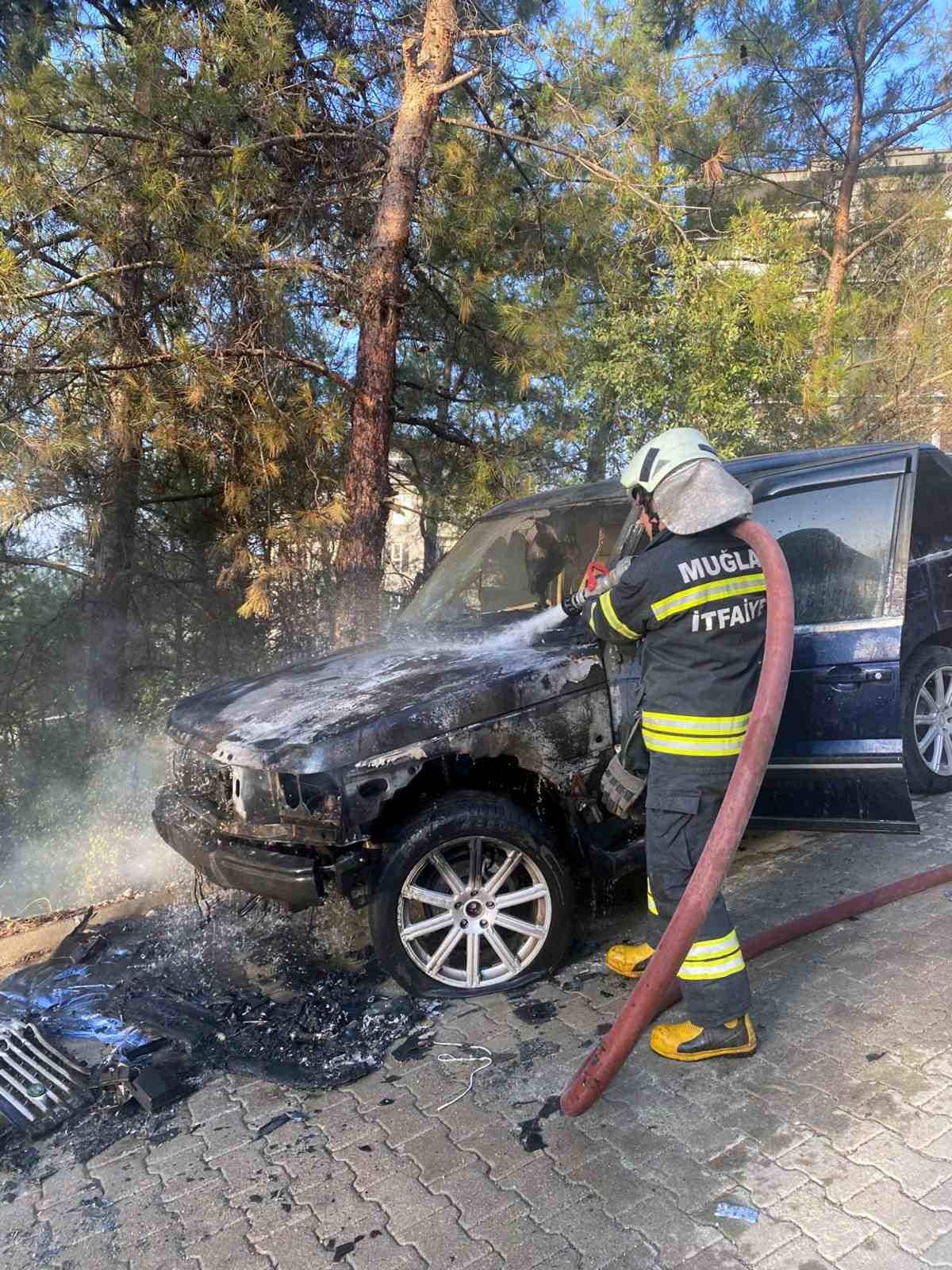 Muğla\'da araç yangını ormanlık alana sıçradı