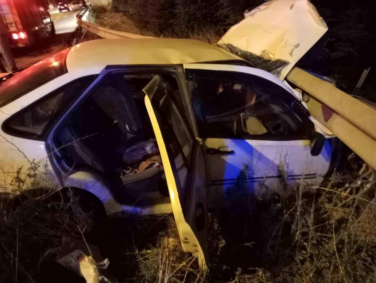 Burdur\'da Kavşakta Kaza: Otomobil Bariyerlere Çarptı, 2 Kişi Yaralandı