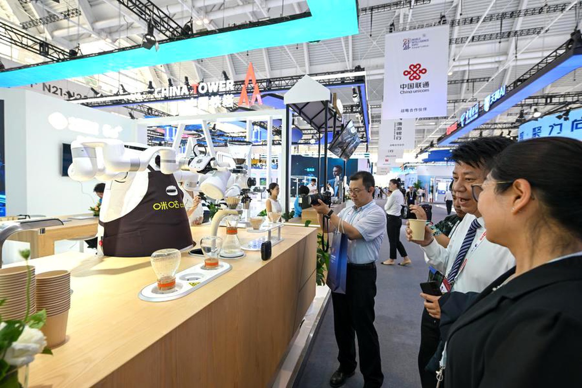 Çin\'deki Yapay Zeka Fuarı\'nda Robot Barista İlgi Odağı