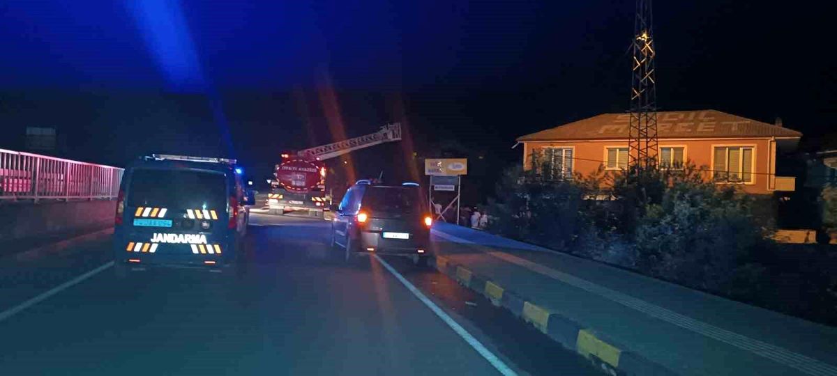 Bartın\'da 2 Katlı Bir Evin Bahçesinde Yangın Çıktı