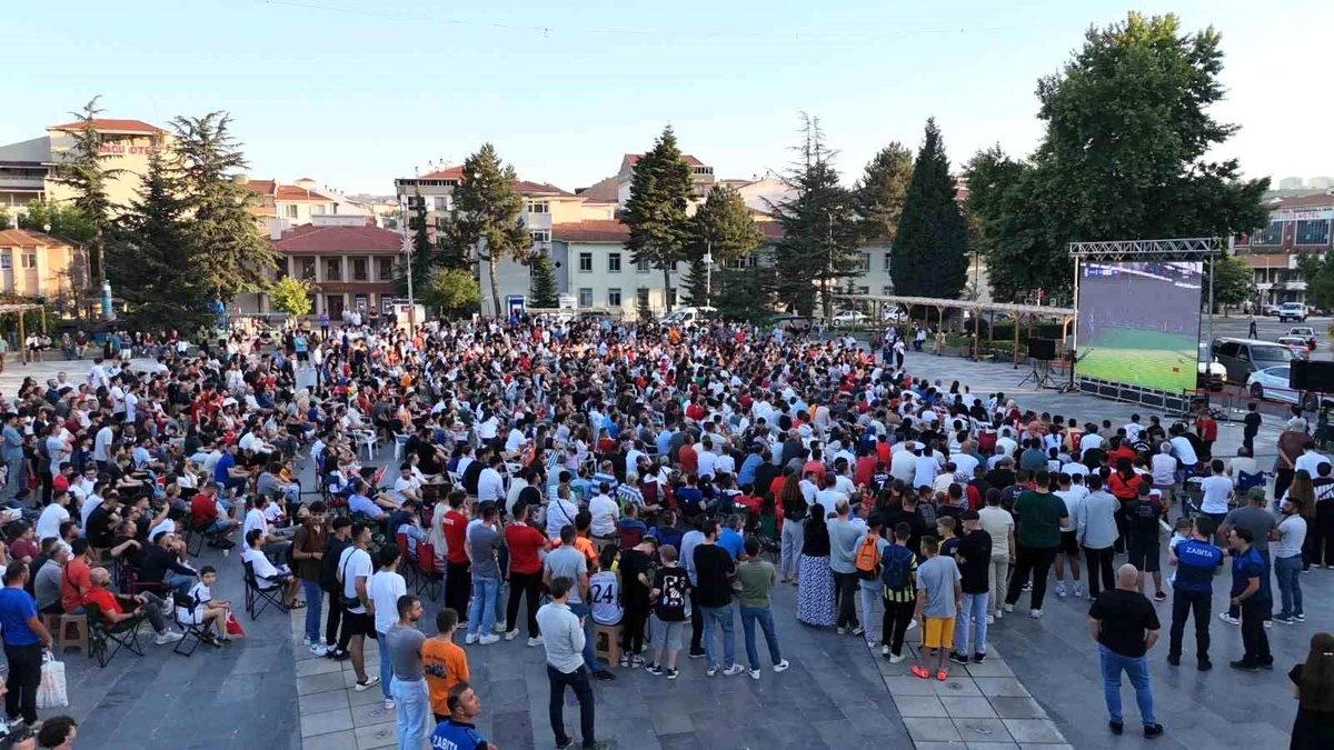 Bozüyük Belediyesi Dev Ekranda Milli Takım Maçı Yayınladı