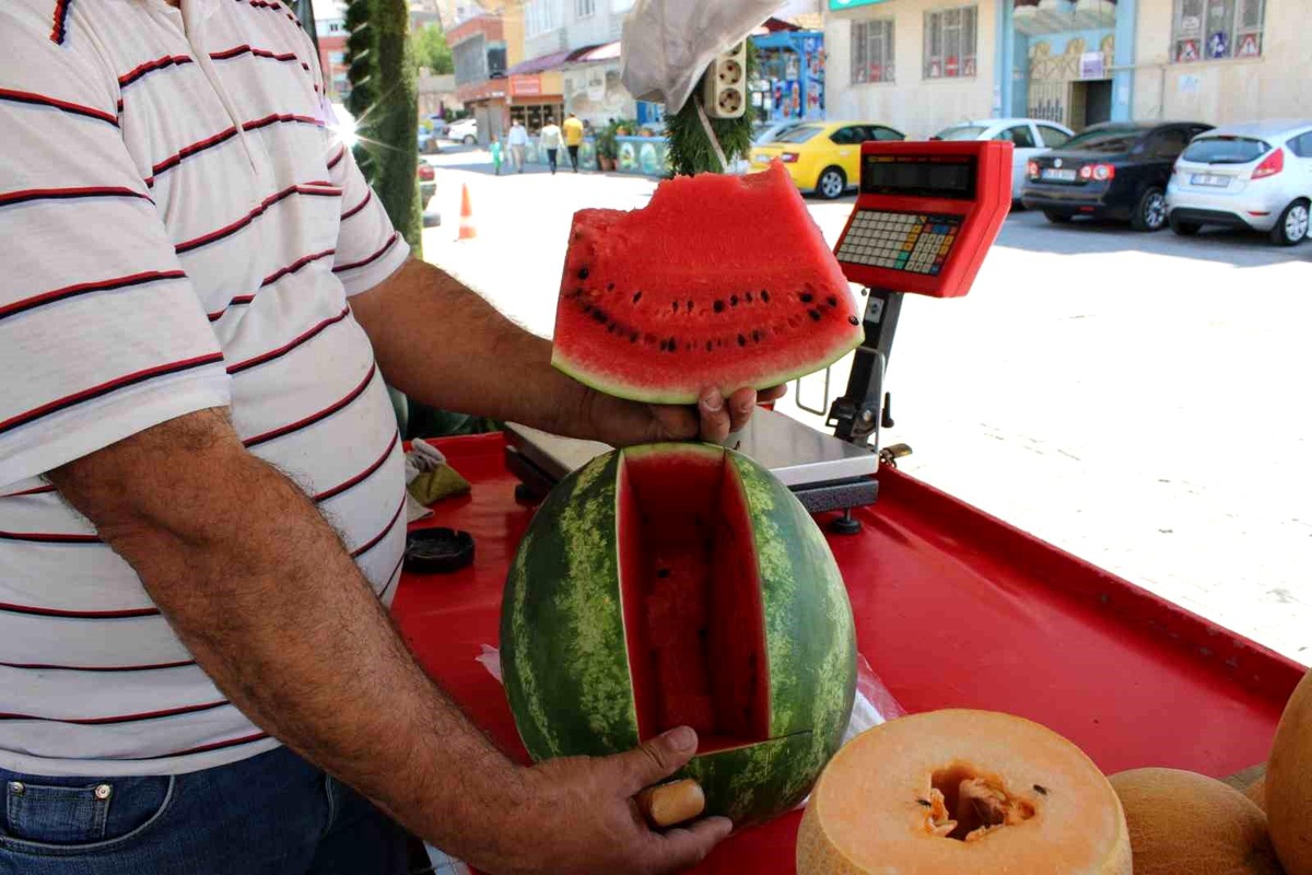 Erzincan\'da Sıcak Havada Karpuza Talep Artıyor