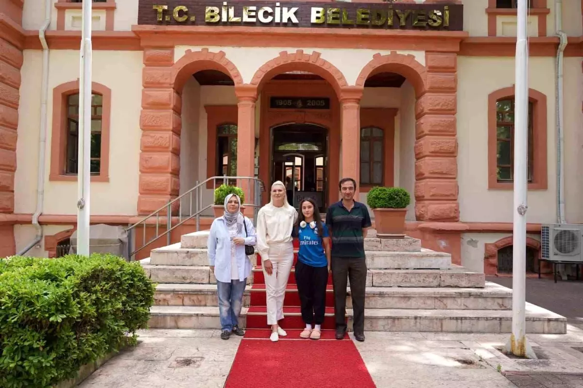 Bilecik Belediye Başkanı Sporculara Bisiklet Hediye Etti