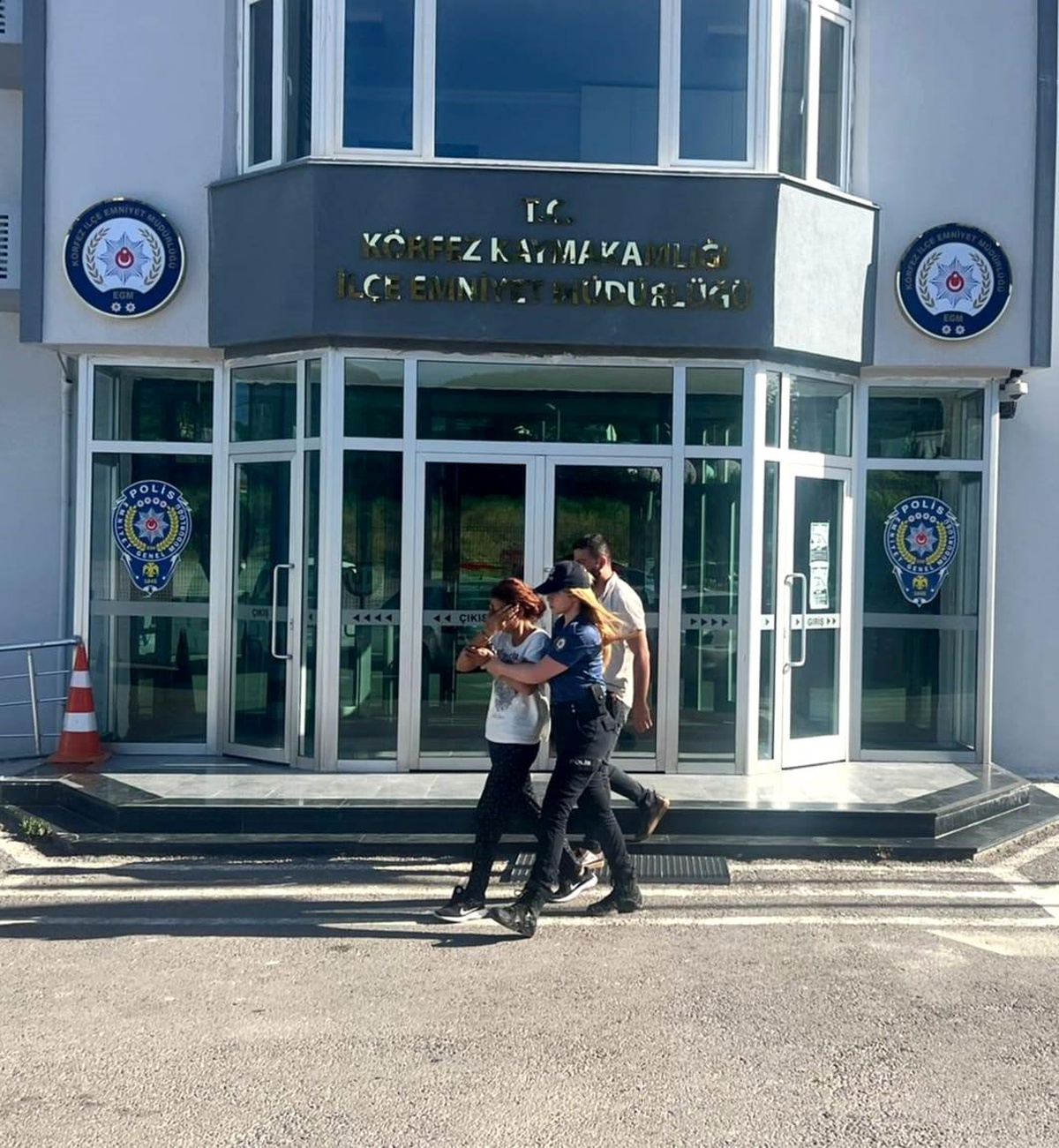 Körfez\'de hırsızlık suçundan aranan kadın yakalandı