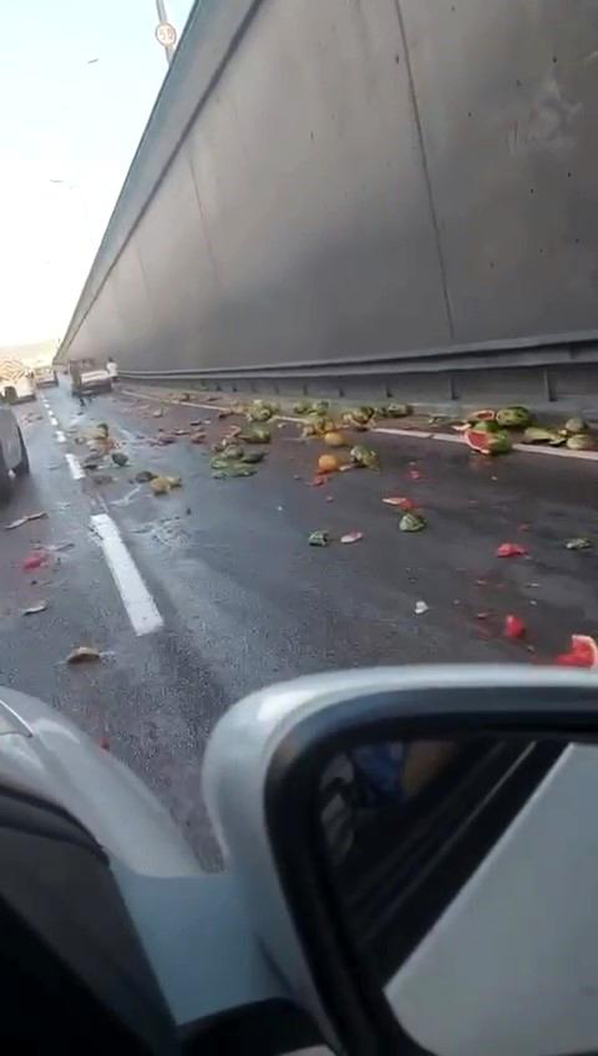 Bursa\'da açık kasa kamyonetin kasasından yola dökülen karpuz ve kavunlar yolu kayak pistine çevirdi