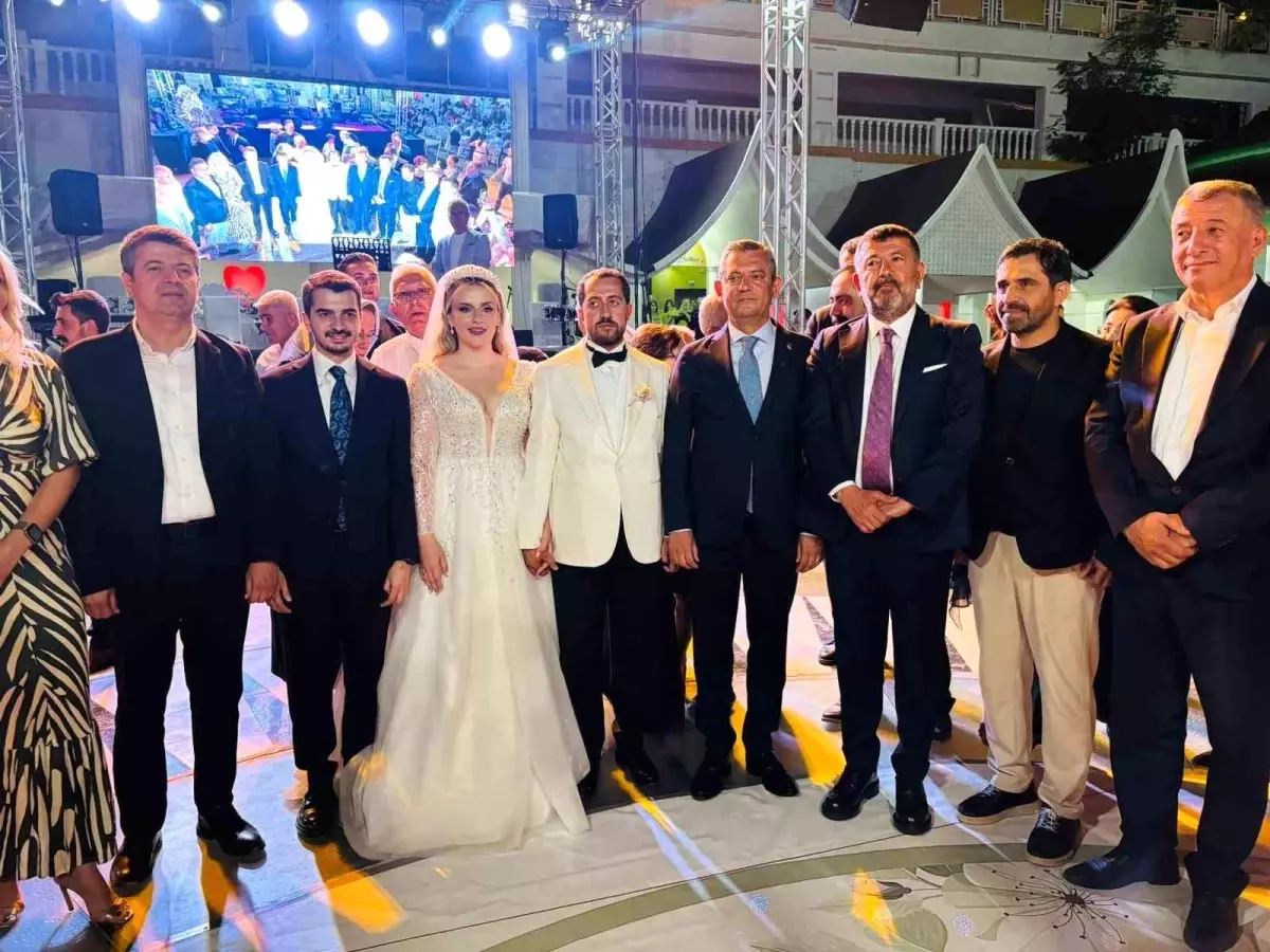 CHP Genel Başkanı Özgür Özel, CHP\'li Milletvekili Veli Ağbaba\'nın danışmanının düğününde nikah şahidi oldu