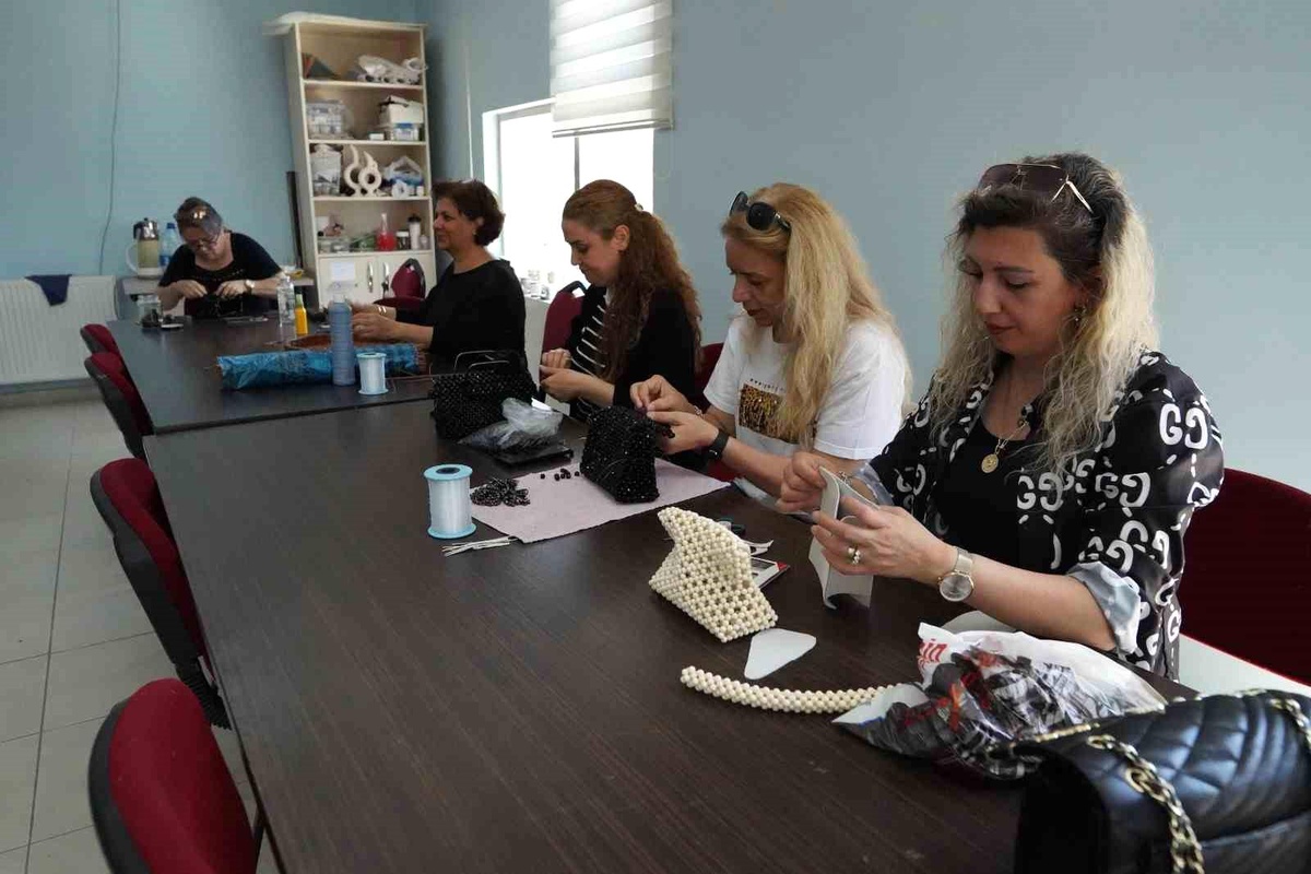 Melikgazi Belediyesi\'nin El Sanatları Kursu Kadınları Memnun Ediyor