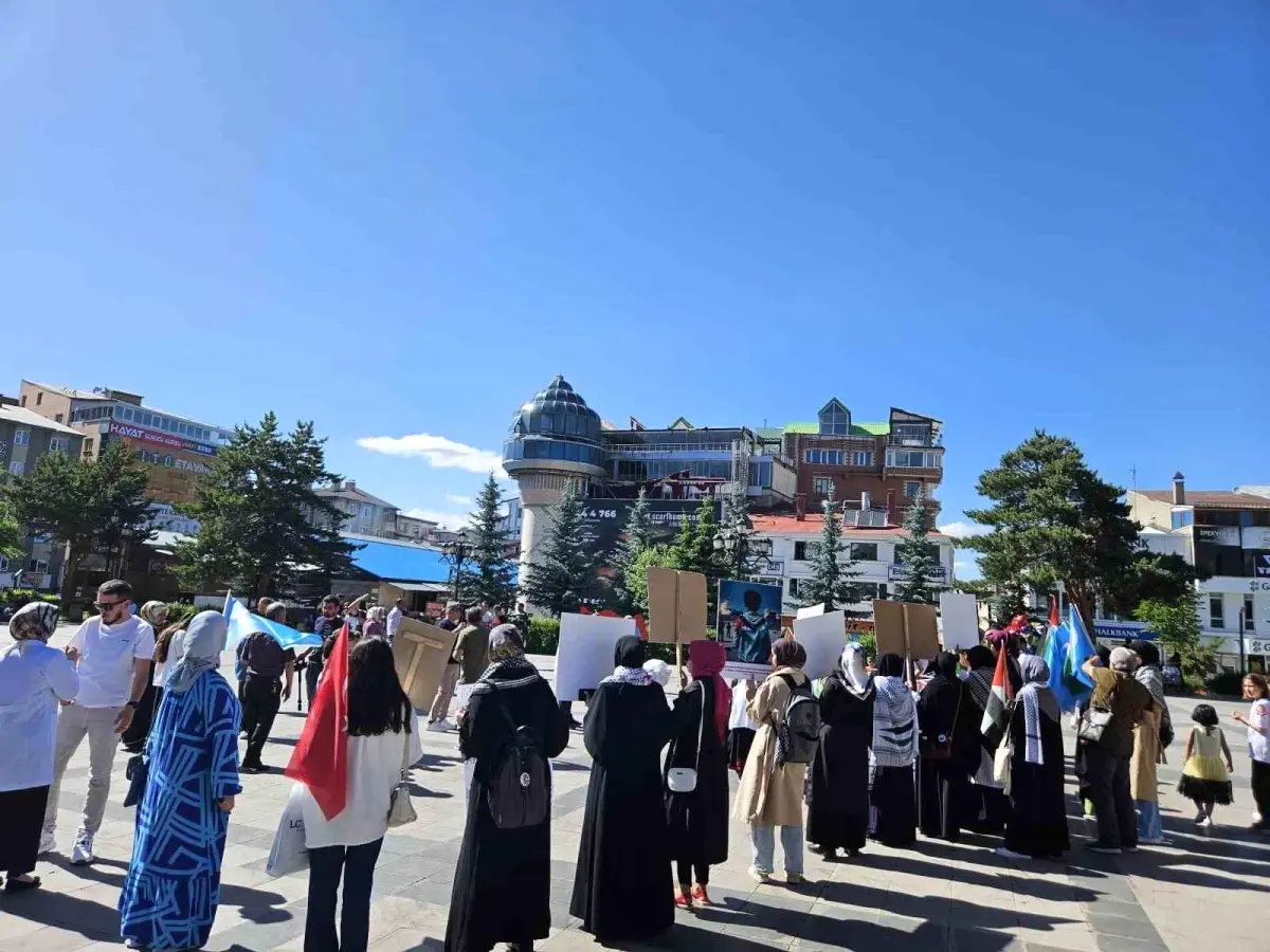 Erzurum\'da İsrail\'in Gazze\'ye saldırılarını protesto eden sessiz yürüyüş devam ediyor