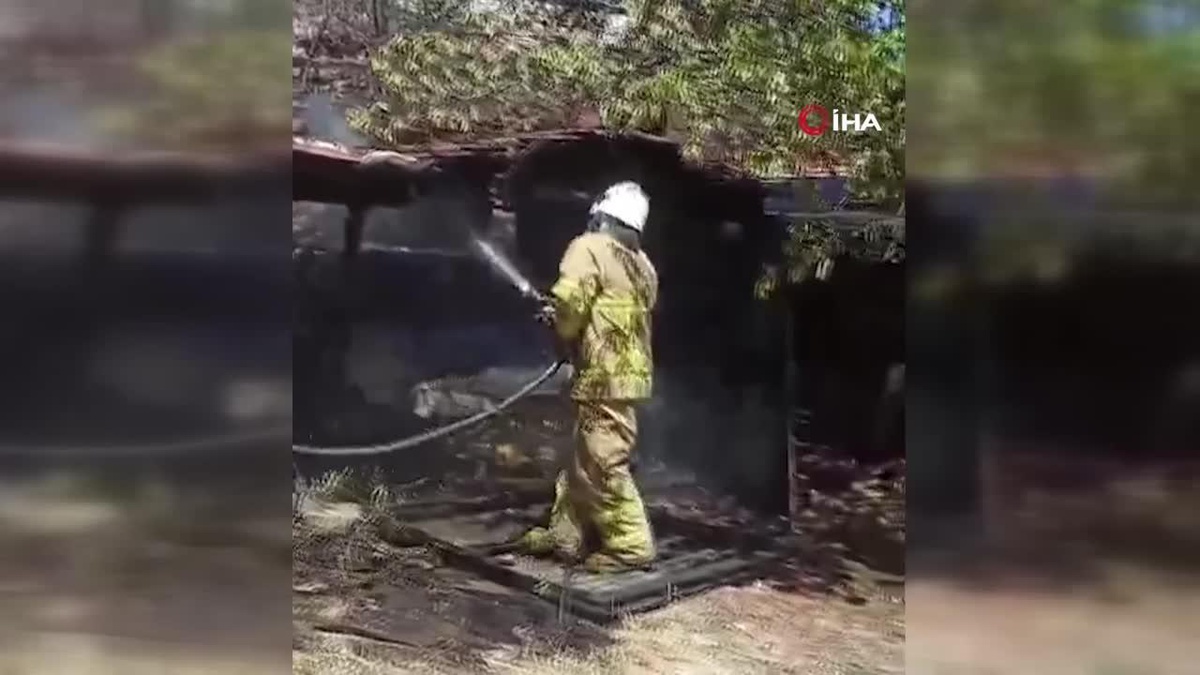 Tutuşan otlar garajdaki otomobili yaktı