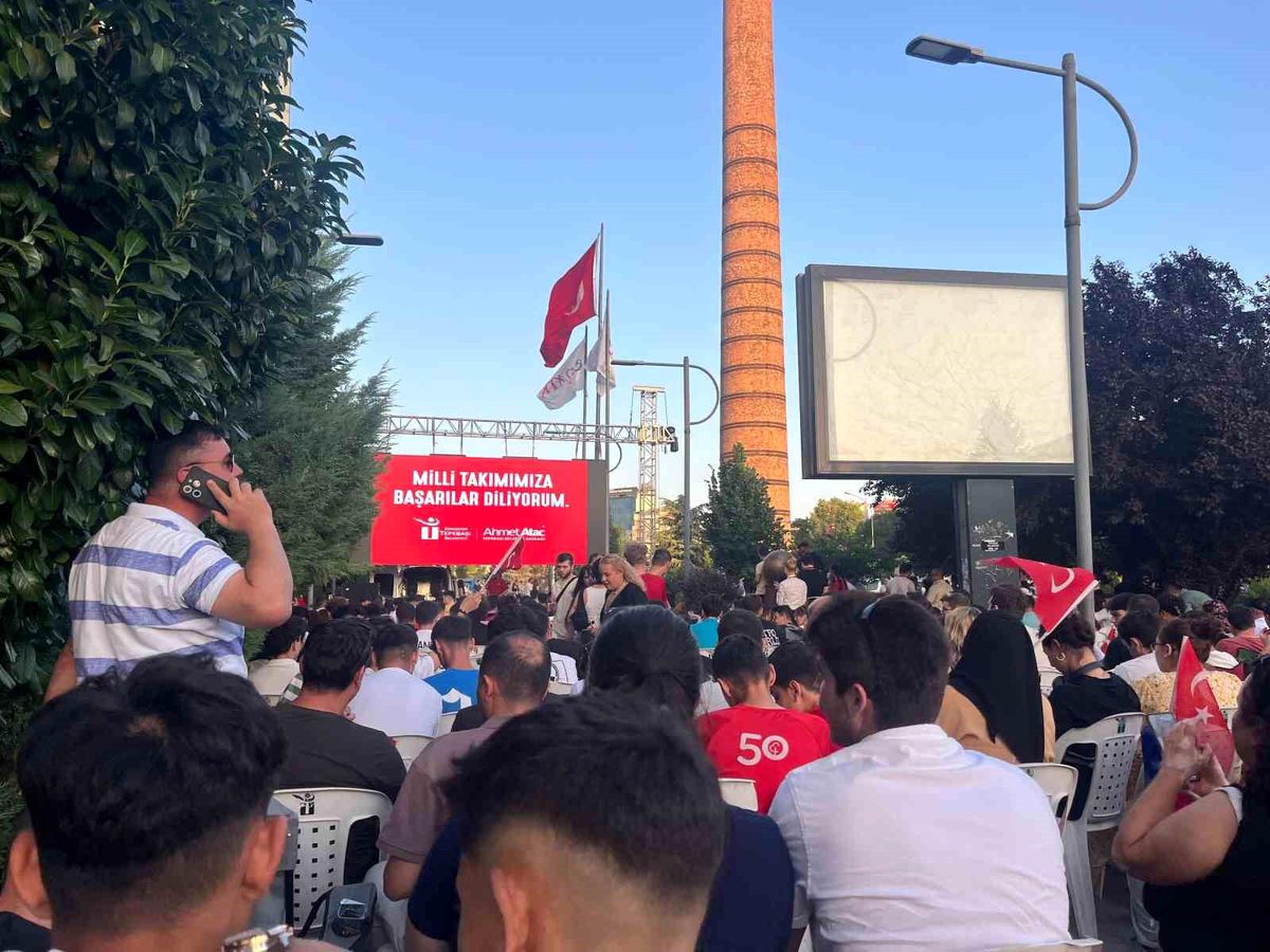 Eskişehir\'de Türkiye-Portekiz maçı dev ekranda izlendi
