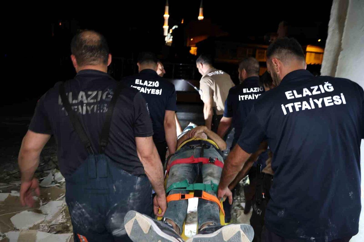 Elazığ\'da deprem sonucu yıkım kararı verilen binada şahıs yaralandı