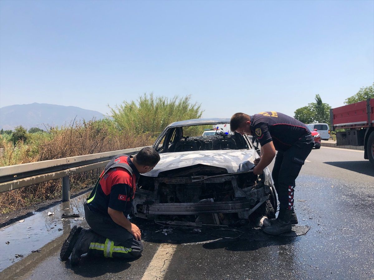 Aydın\'ın Nazilli ilçesinde seyir halindeki otomobilde çıkan yangın söndürüldü