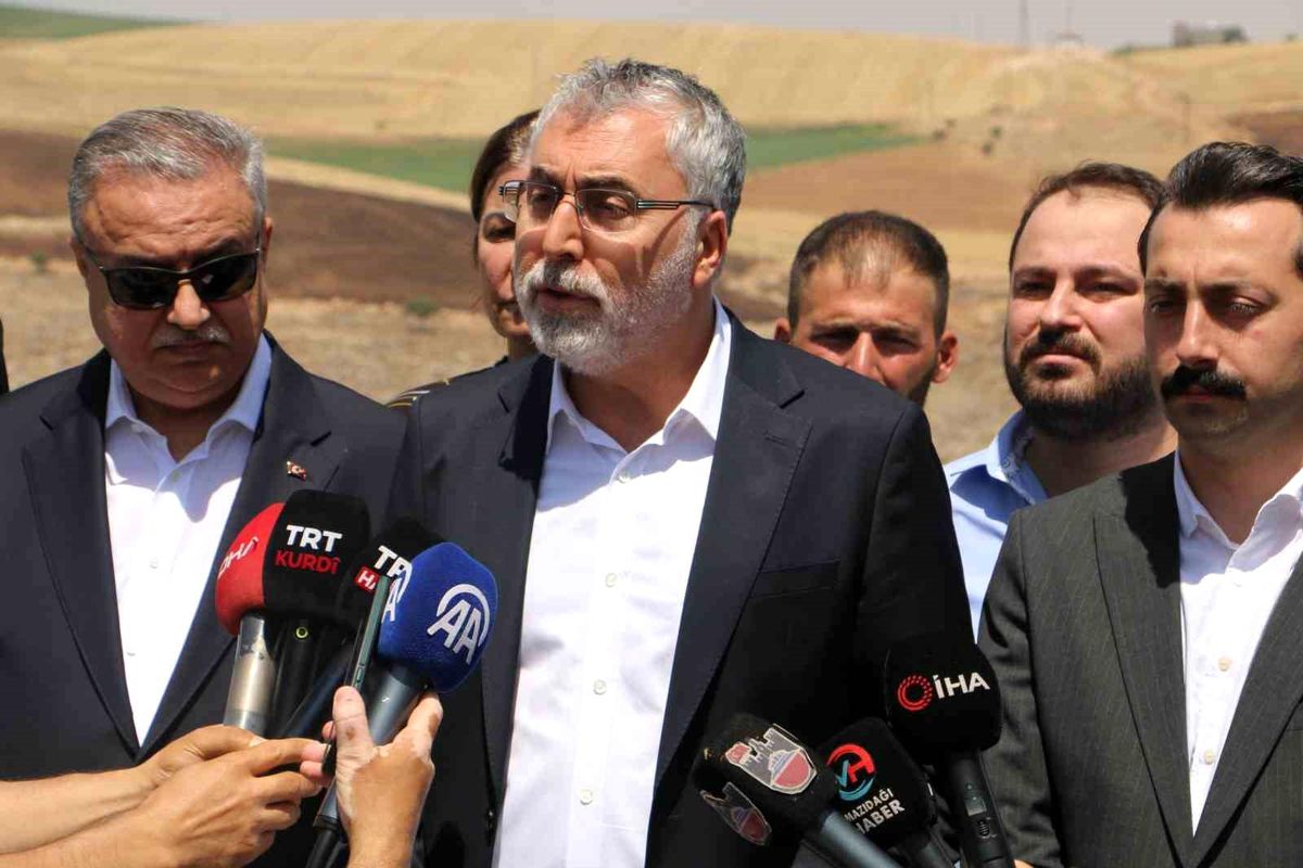 Çalışma ve Sosyal Güvenlik Bakanı Vedat Işıkhan, Diyarbakır\'da yangında hayatını kaybedenlere taziye ziyaretinde bulundu