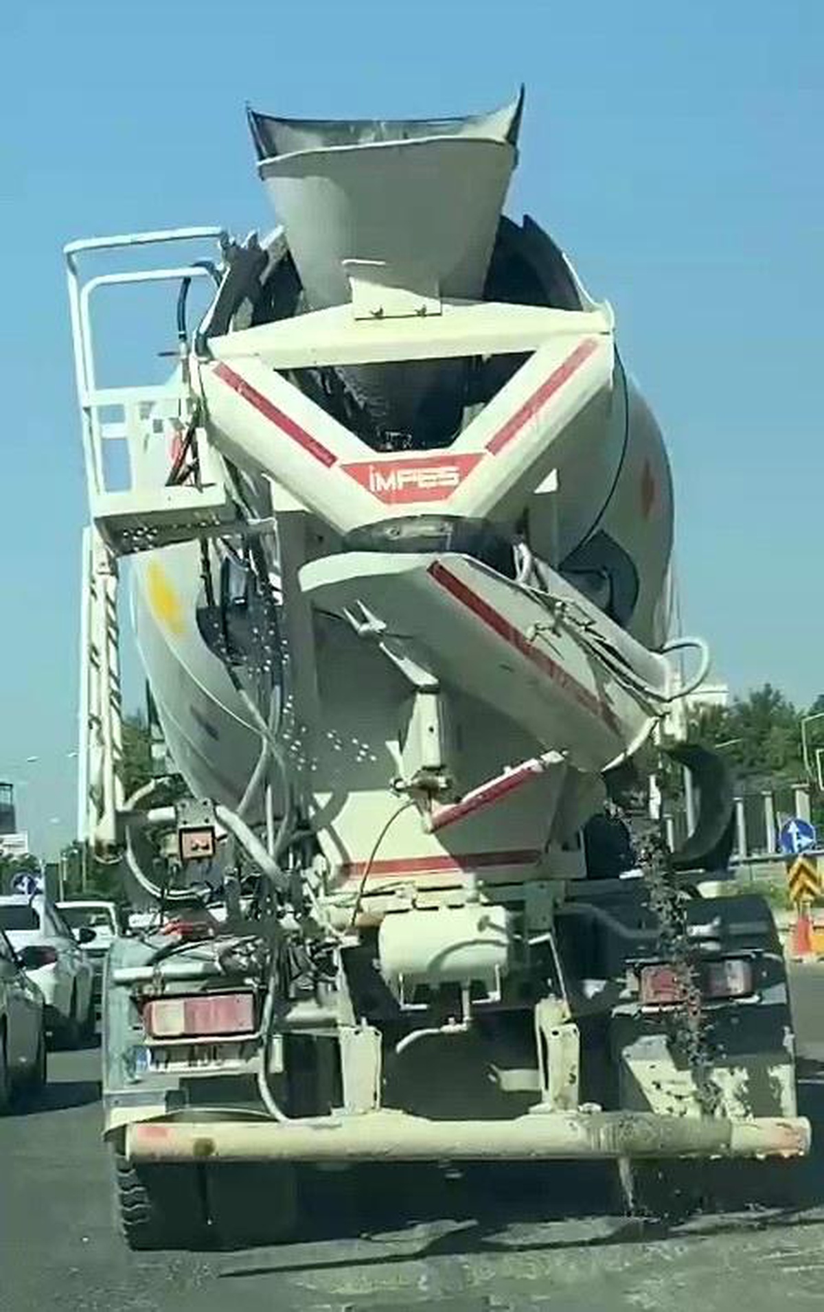 Adıyaman\'da Beton Mikseri Asfalt Yola Çimento Döktü