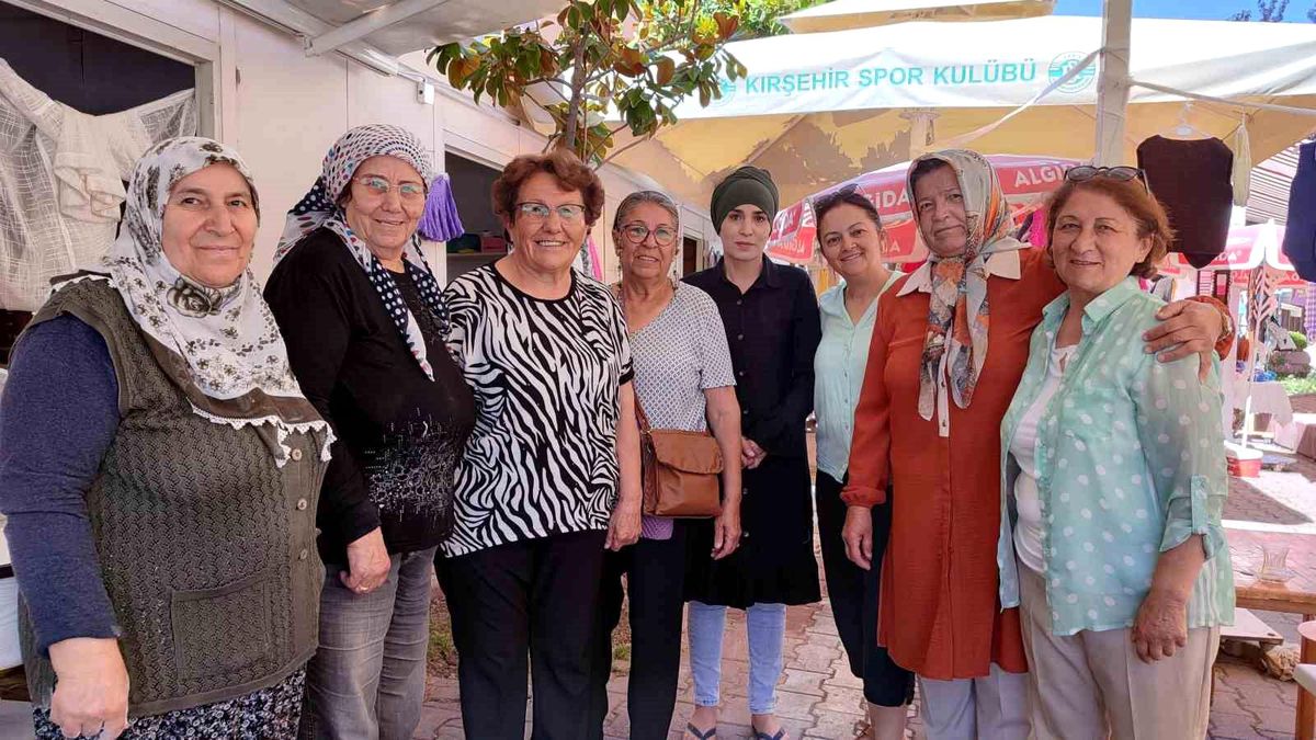 Kırşehir\'de Emekli Öğretmenlerden 53 Öğrenciye Burs