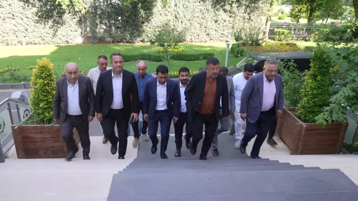 Diyarbakır Büyükşehir Belediyesi Eş Başkanları CHP heyetini ağırladı