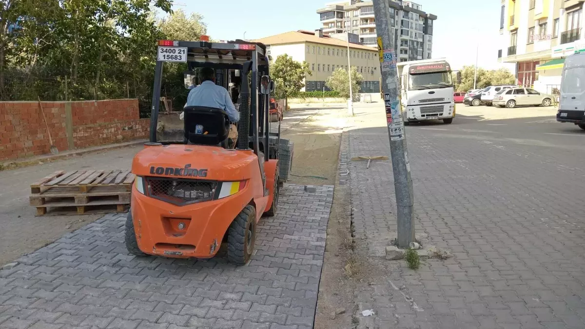 Edremit Belediyesi, Kadıköy Mahallesi\'ndeki Yolları Tamir Ediyor