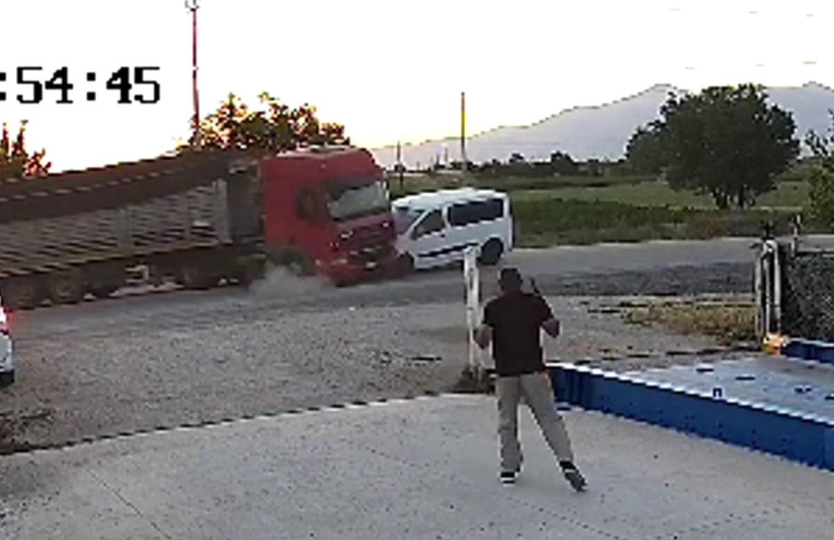 Karaman\'da Hafif Ticari Araç Tıra Çarptı: 1 Yaralı
