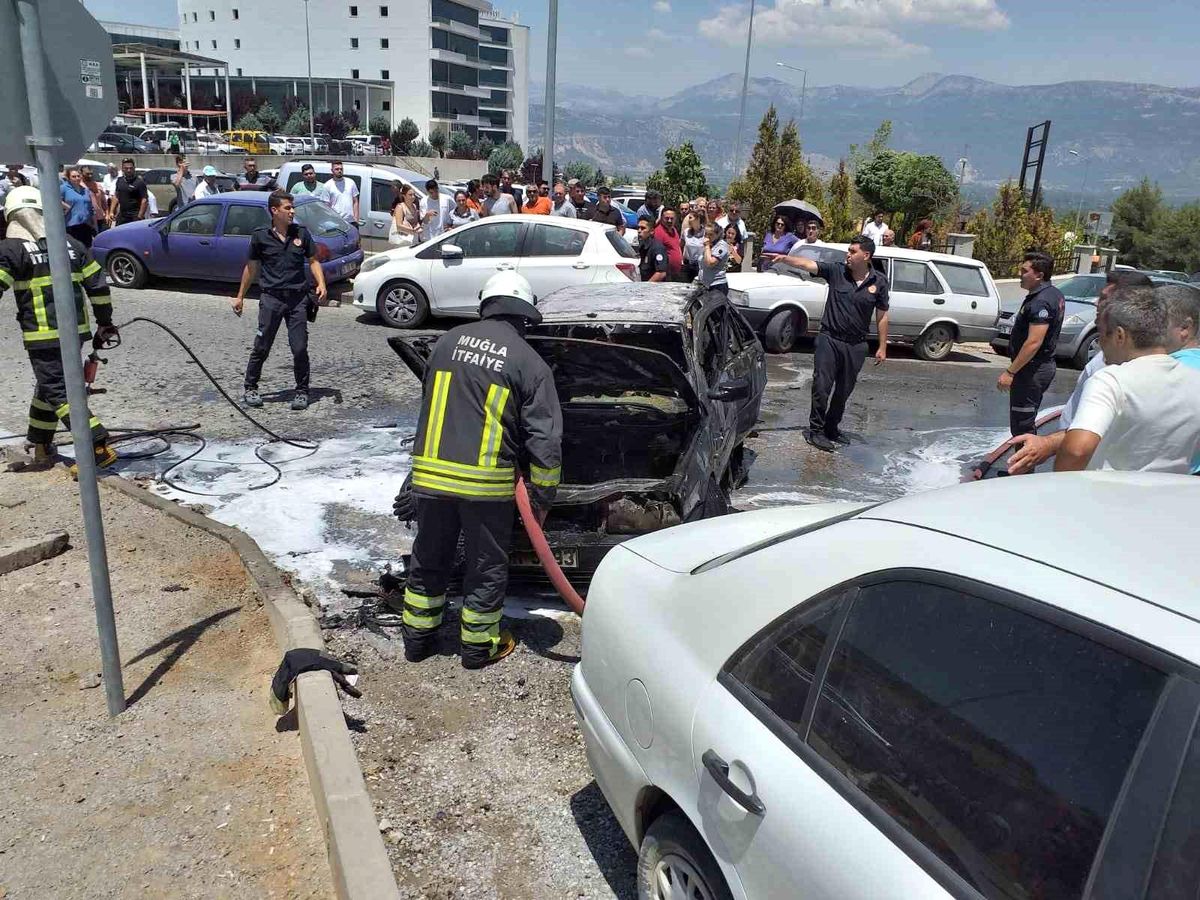 Muğla Eğitim ve Araştırma Hastanesi Otoparkında Araçta Yangın Çıktı