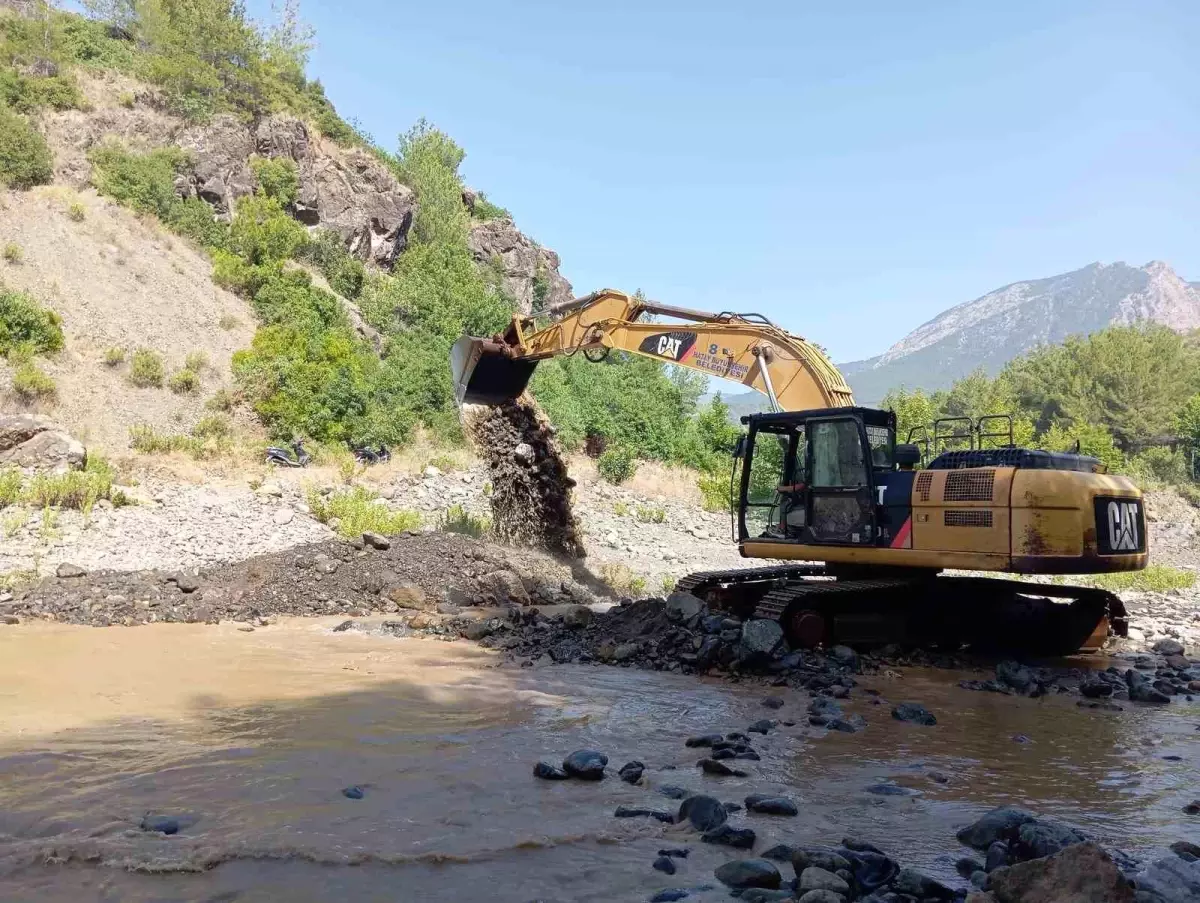 Hatay Büyükşehir Belediyesi Dere ve Kanal Temizliklerine Hız Verdi