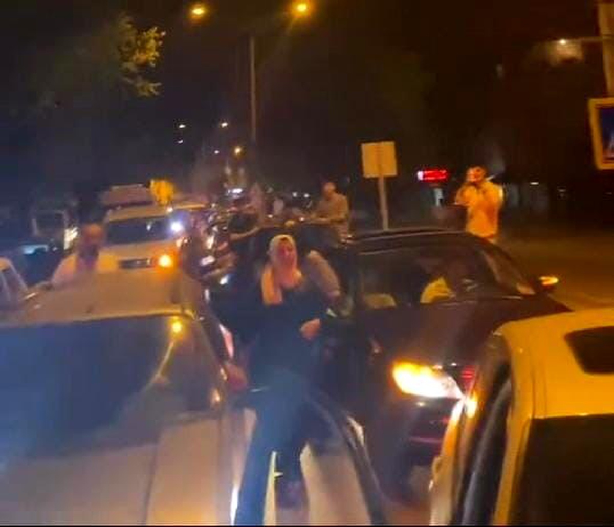 İnegöl\'de asker uğurlamasında yolu kapatan gençler çiftetelli oynadı