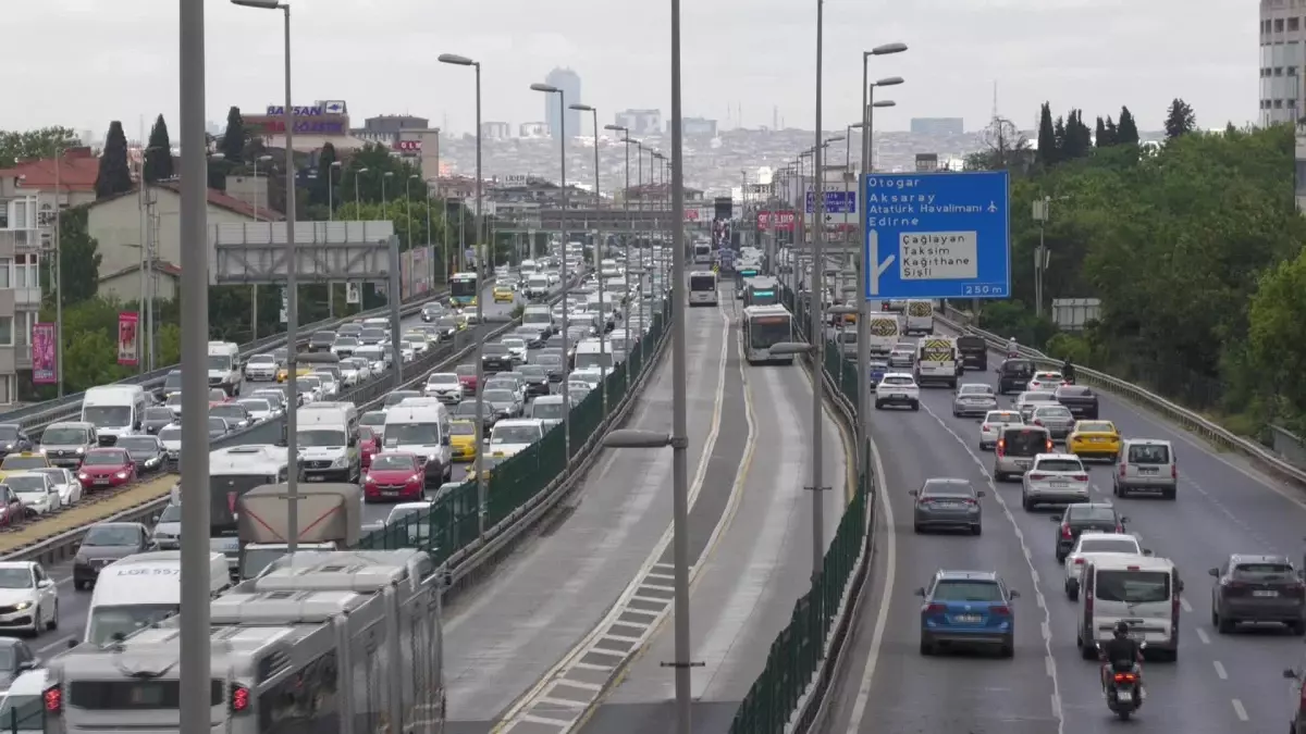 İstanbul\'da Bayram Tatilinin Ardından Trafik Yoğunluğu