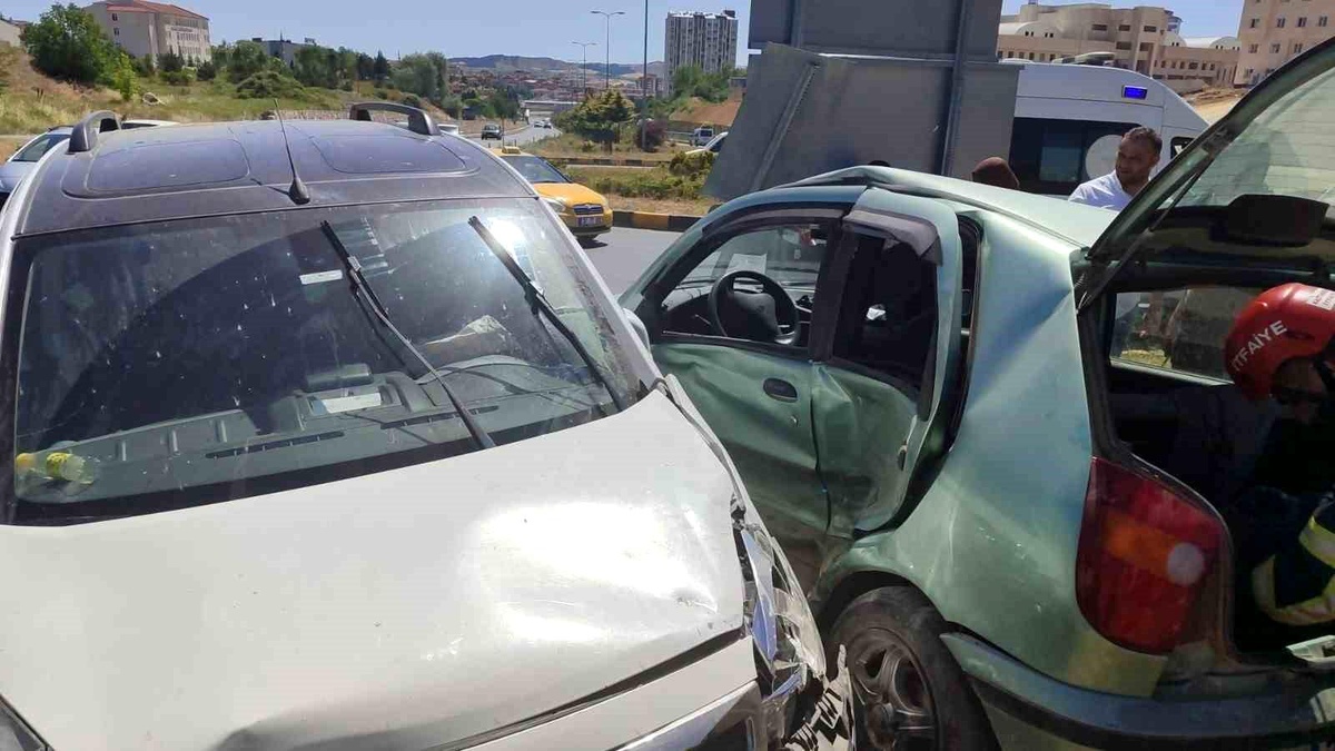 Kastamonu\'da Kamyonet ile Otomobil Çarpışması: 3 Yaralı