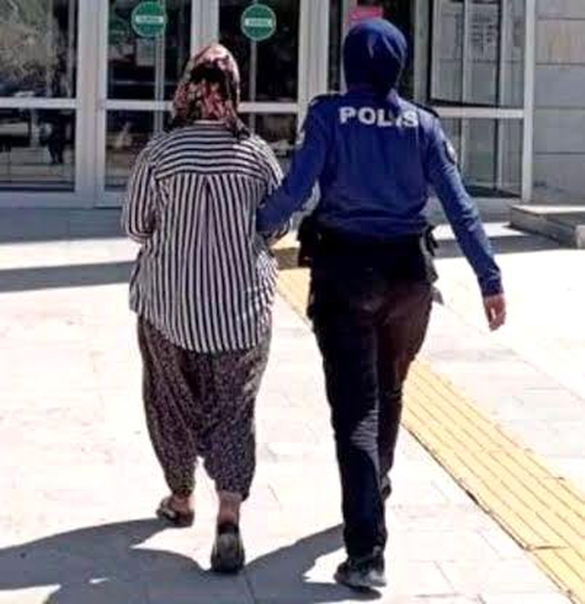 Bozüyük\'te kavga ihbarına giden polisler, 2 ayrı suçtan aranan kadını yakaladı