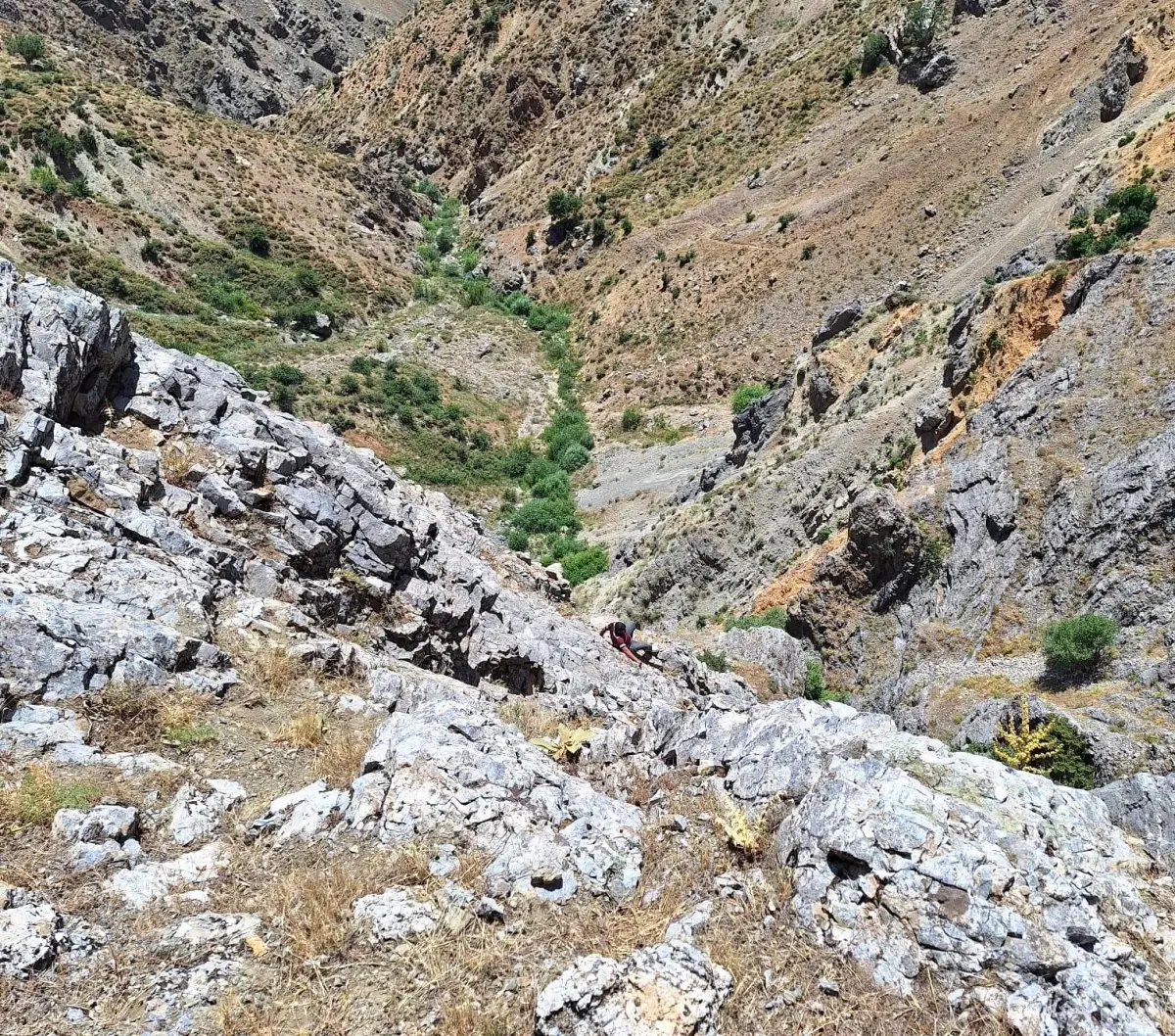 Adıyaman\'da Kayalıklarda Mahsur Kalan Vatandaş Kurtarıldı