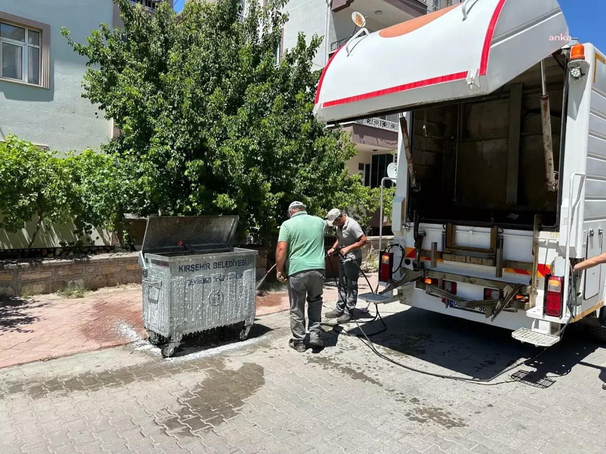 Kırşehir Belediyesi Galvanizli Konteynerleri Temizliyor