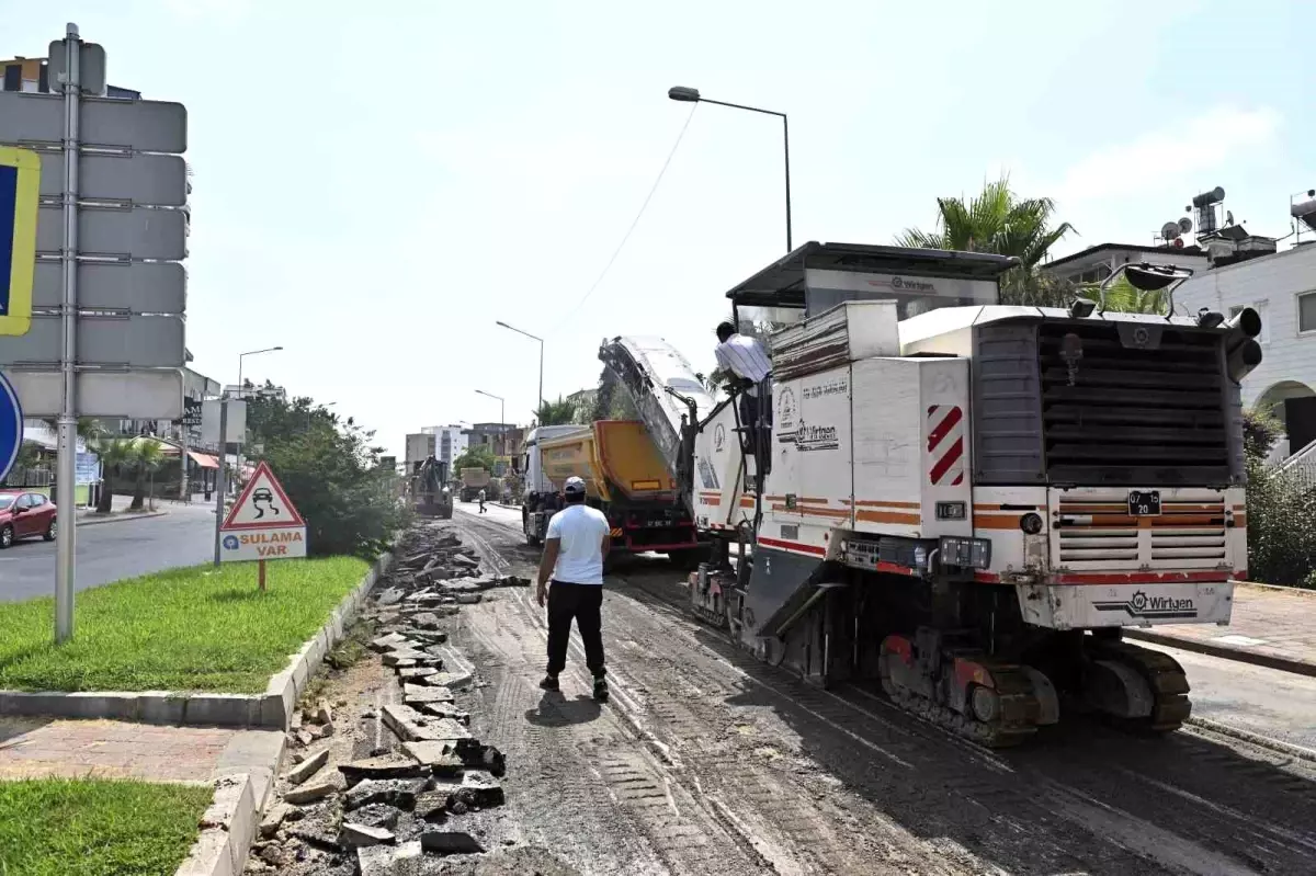 Antalya\'da Lara Caddesi\'nde Asfalt Yenileme Çalışmaları Başladı