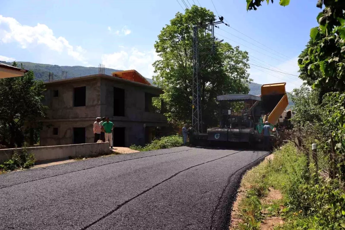 Ordu Büyükşehir Belediyesi Aybastı ilçesinin bağlantı yolunu sıcak asfaltla buluşturuyor