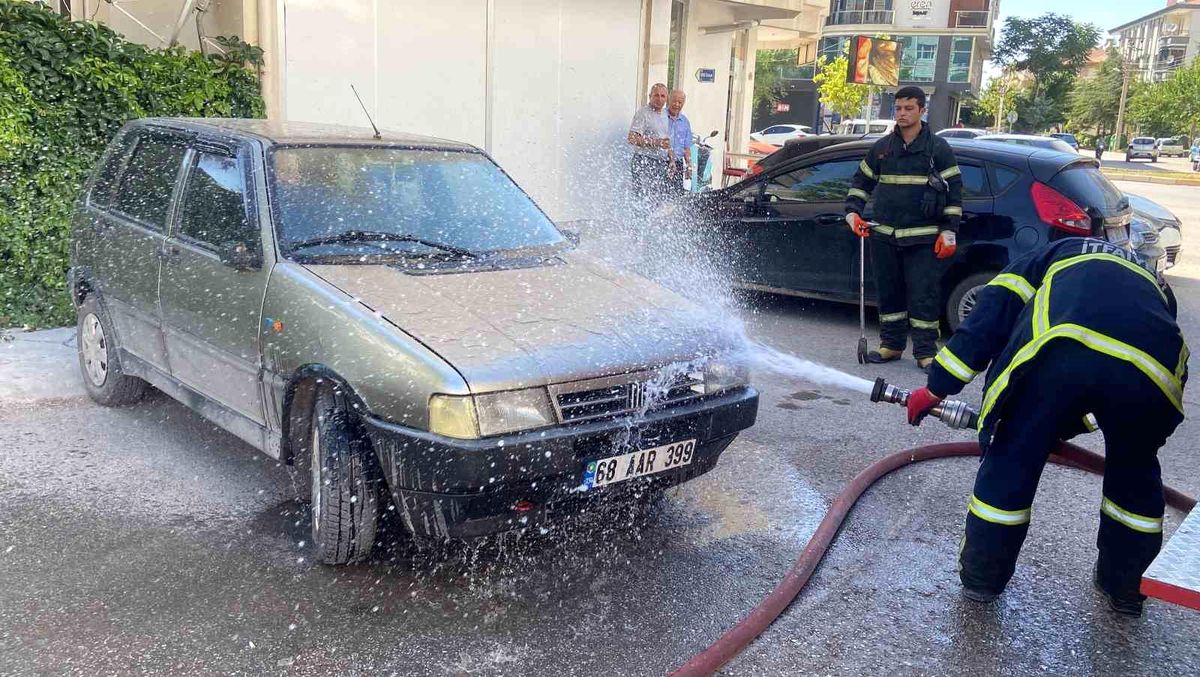 Aksaray\'da Park Halindeyken Aküsü Patlayan Otomobilin Yangını İtfaiye Tarafından Söndürüldü
