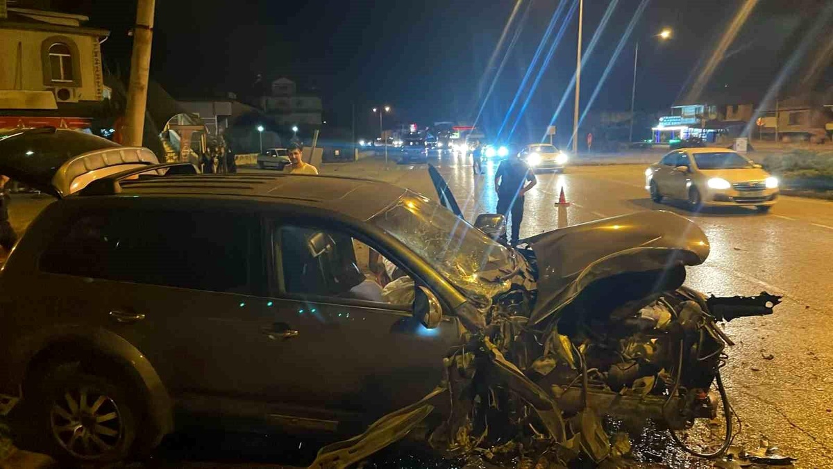 Samsun\'da Kontrolden Çıkan Cip Aydınlatma Direğine Çarptı