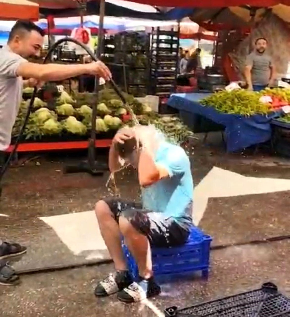 Eskişehir\'de Pazarcılar Sıcaktan Bunalınca Semt Pazarında Duş Aldı