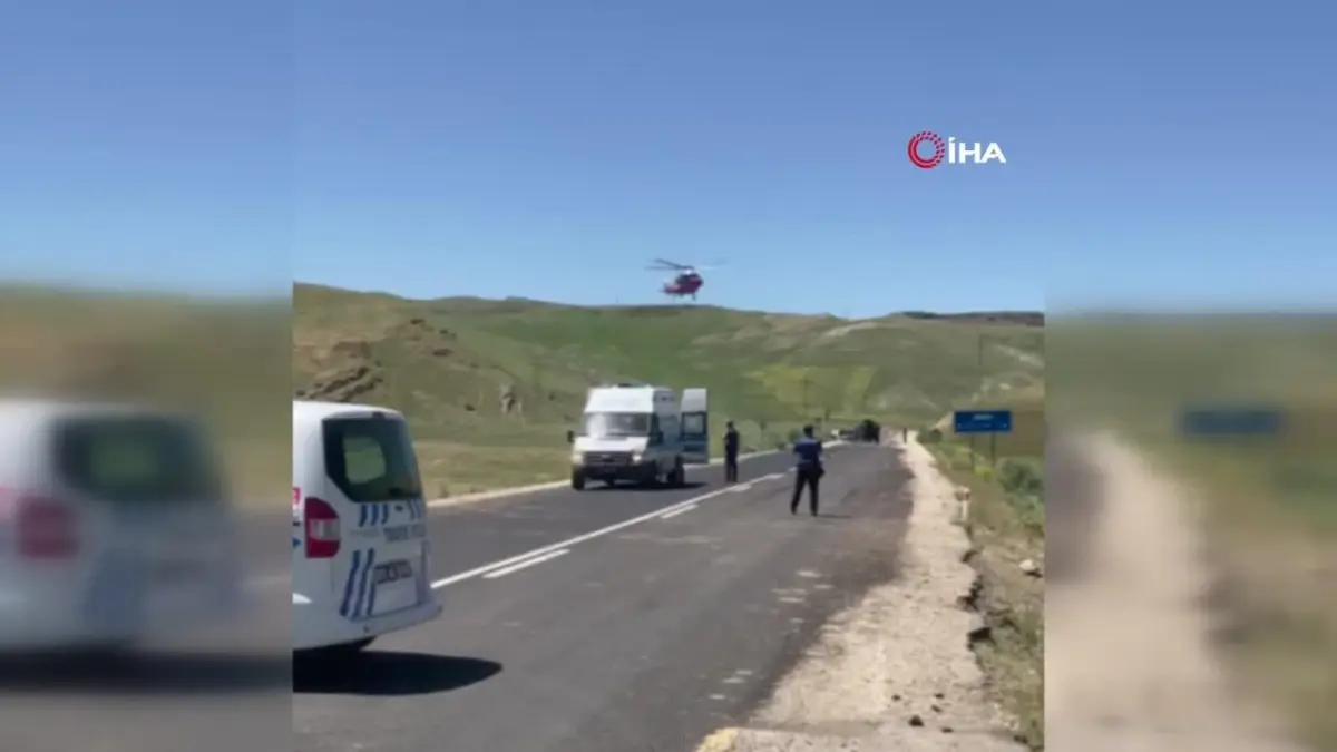 Tekman\'da otomobil takla attı, yaralılar ambulans helikopterle hastaneye kaldırıldı