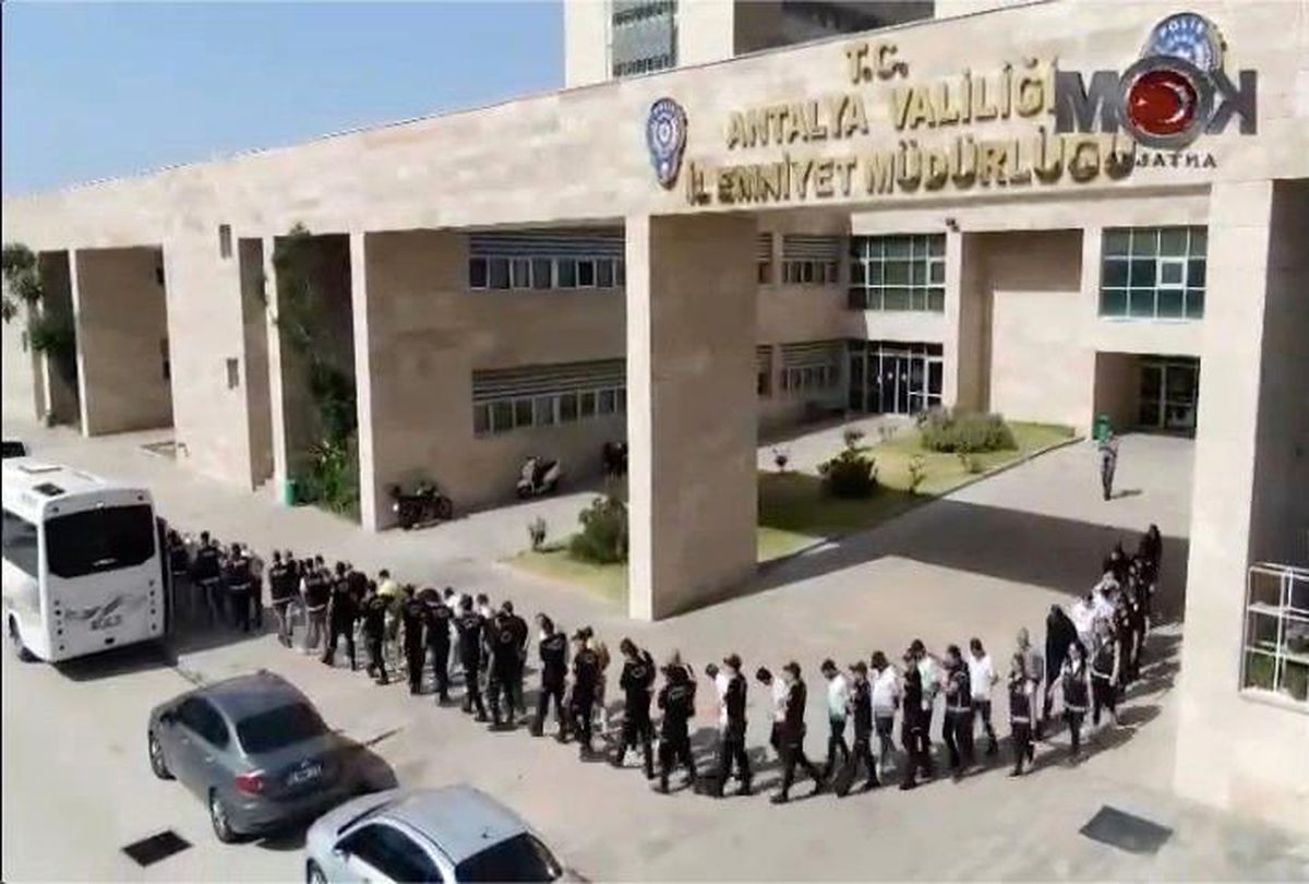 Antalya\'da 200 Milyon Lira Dolandıran Şüphelilere Operasyon
